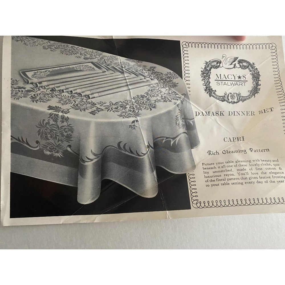 NIB Vintage Damask Dinner Set Pattern Capri 60x84 with 8 napkins